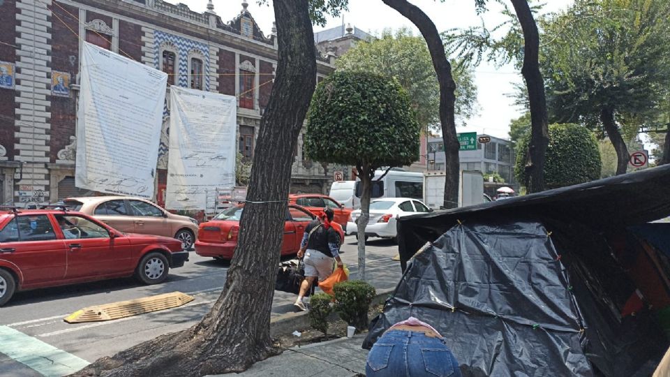 La vialidad en Bucareli sigue abierta, solo está la presencia de los 400 pueblos que distrae la atención de algunos automovilistas.