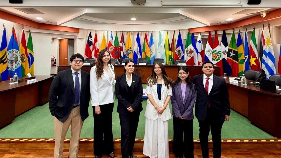 Se trata de Andrea Montserrat Campos, María José Rodríguez, Aarón Matías Salazar, José Antonio Vázquez y Alondra Reyna, estudiantes del Colegio de México.
