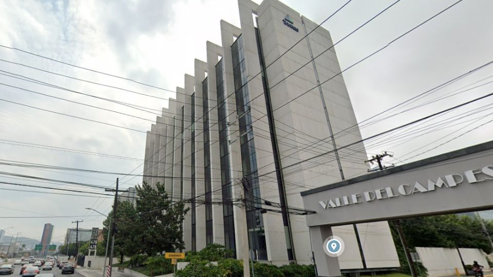 Elementos de la Fiscalía de Nuevo León realizaron un cateo en la Torre Vasconcelos, donde opera la financiera Trínitas señalada por presunto fraude.