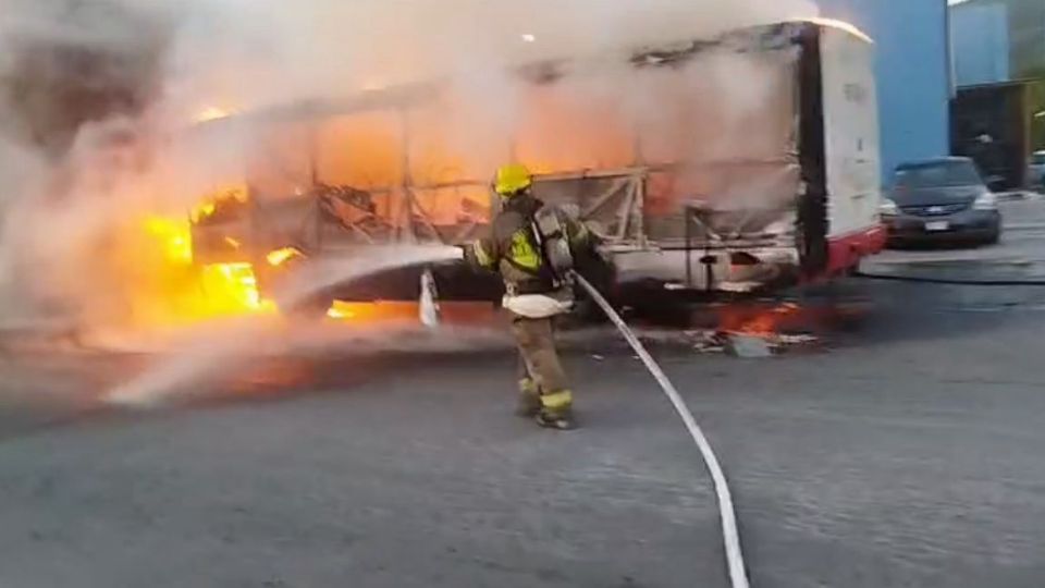 Bomberos de Nuevo León sofocaron el incendio de una unidad urbana de la Ruta 311 en Barrio Aztlán; no hubo personas lesionadas.