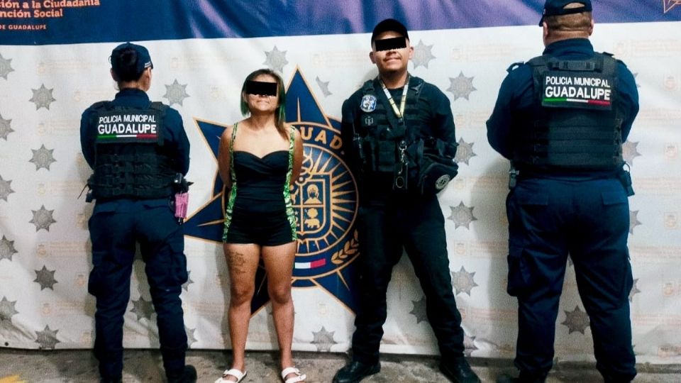 Policías de Guadalupe detuvieron a un joven que fingía ser agente estatal y portaba una réplica de arma; su acompañante llevaba varias dosis de droga.