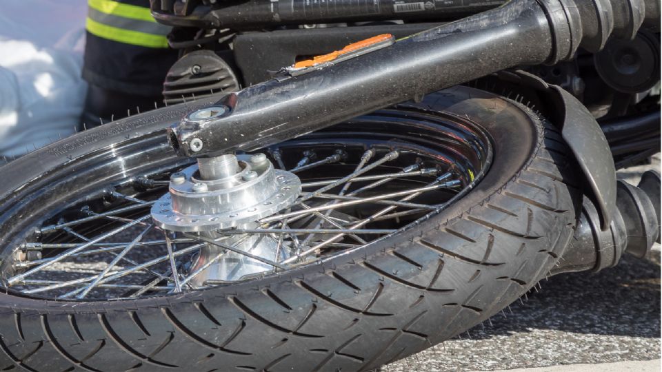 Según las versiones de testigos, el vehículo ligero fue golpeado por el tráiler, abandonado en el lugar por el conductor.