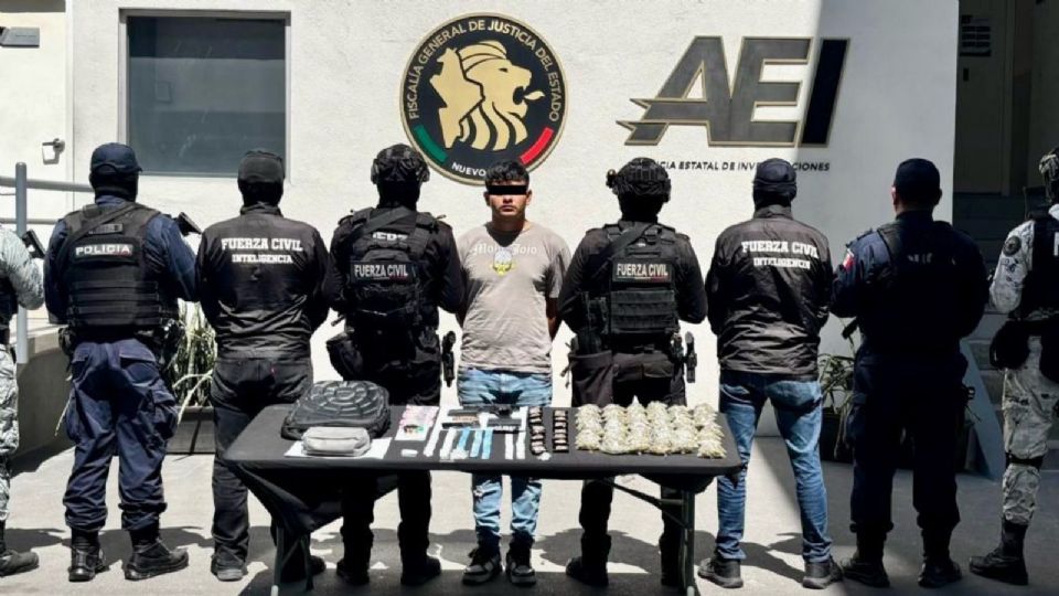 Gilberto “N”, de 23 años, fue detenido en Apodaca con droga, un arma de fuego y una orden de aprehensión vigente por homicidio.