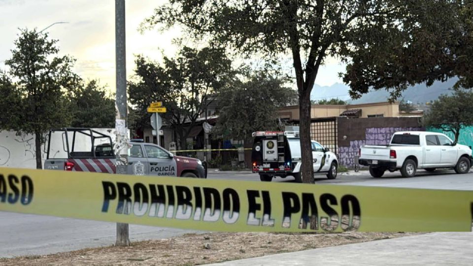 La zona fue acordonada por oficiales de la Policía de García, mientras que personal de la Agencia Estatal de Investigaciones iniciaba con las indagatorias correspondientes.