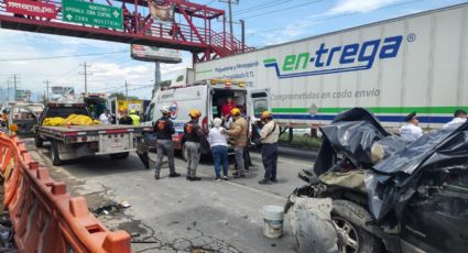 Conductor queda prensado tras chocar su camioneta contra un tráiler en Apodaca