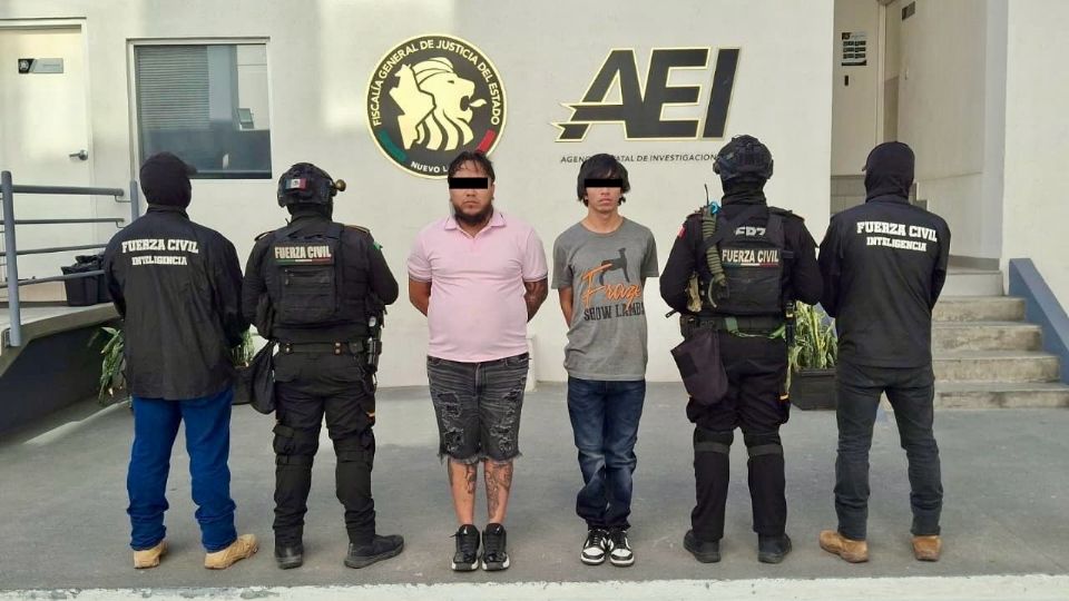 Policías de Fuerza Civil detuvieron a dos jóvenes en Monterrey, uno de ellos con orden de aprehensión vigente por robo.