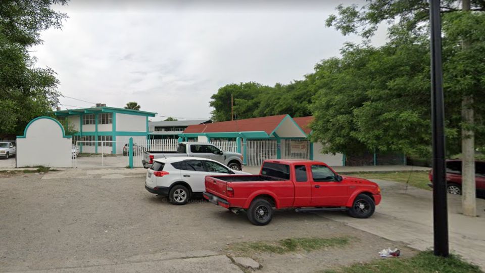 Elementos de seguridad acudieron a la secundaria en Montemorelos tras el presunto secuestro de un hombre.