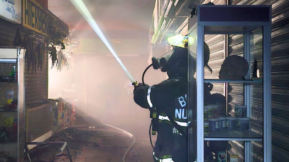 Bomberos y Protección Civil sofocaron un incendio en el Mercado Juárez de Monterrey.