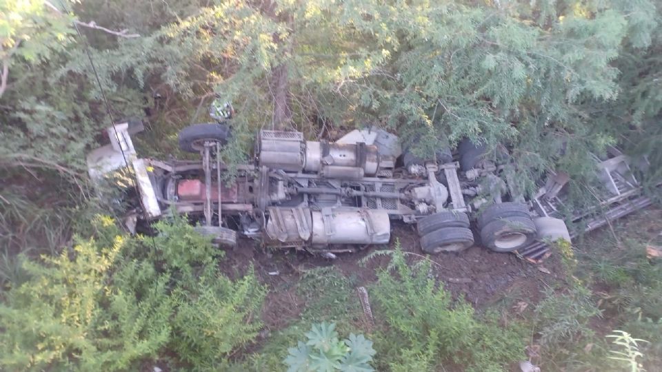 La unidad de carga que transportaba tubos de acero, quedó en el lecho del arroyo.