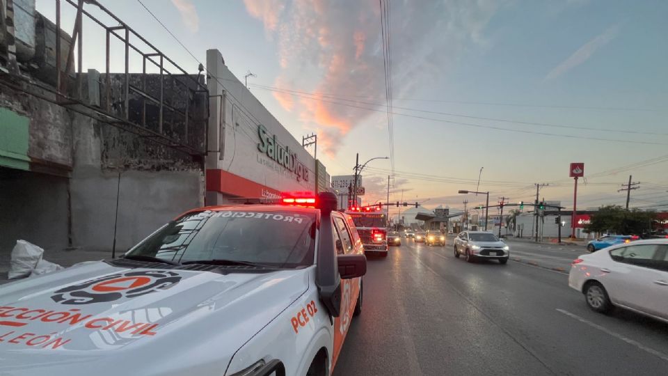 Bomberos y Protección Civil controlaron un conato de incendio en la clínica Salud Digna de avenida Lincoln, Monterrey.
