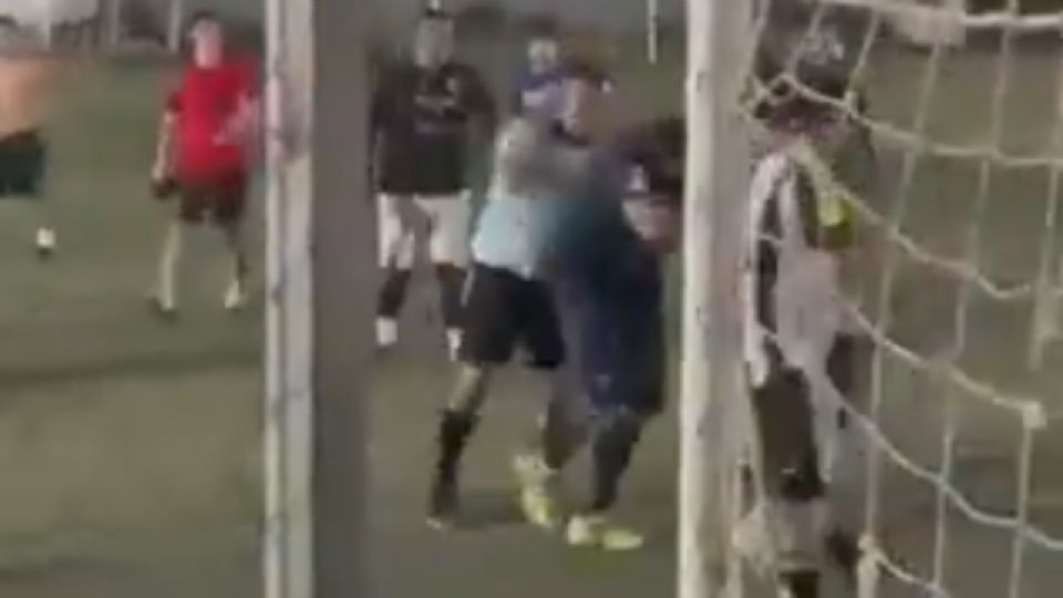El árbitro golpeó a un jugador, lo que provocó una pelea campal en canchas de Guadalupe.