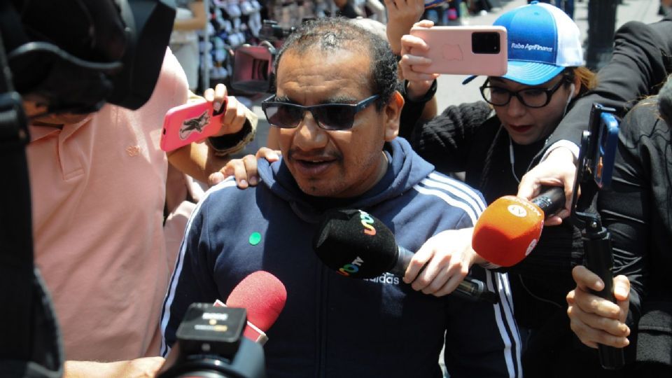 Vidulfo Rosales atendiendo a los medios sobre los 43 normalistas desaparecidos de Ayotzinapa.