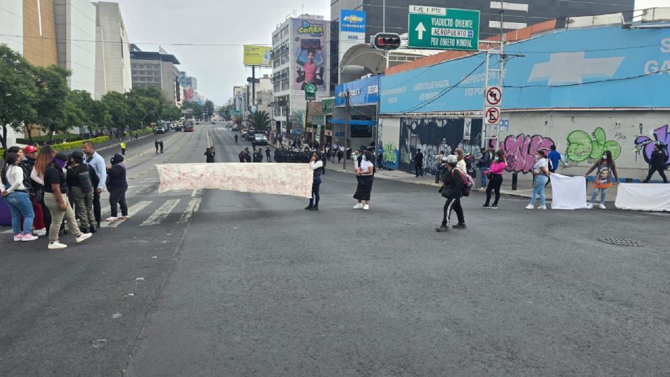 Las oficiales de policía avanzaron llevando a las inconformes a la banqueta, lo que permitió liberar la vialidad.