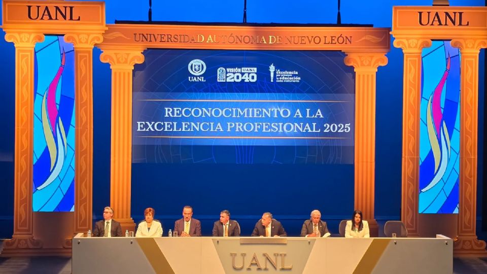 La UANL reconoció a 39 egresados con la distinción a la Excelencia Profesional en ceremonia encabezada por el rector Santos Guzmán López.