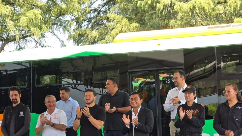 El gobernador Samuel García encabezó la entrega de 24 camiones para la Ruta 224 Monte Cristal.
