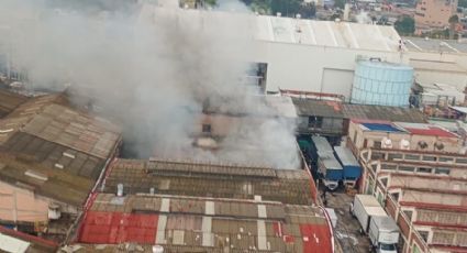 VIDEO | Arrasa fuego con fábrica en Gustavo A. Madero; bomberos controlan incendio