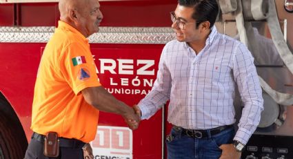 Félix Arratia reconoce a bomberos en su día y anuncia bono económico para la corporación