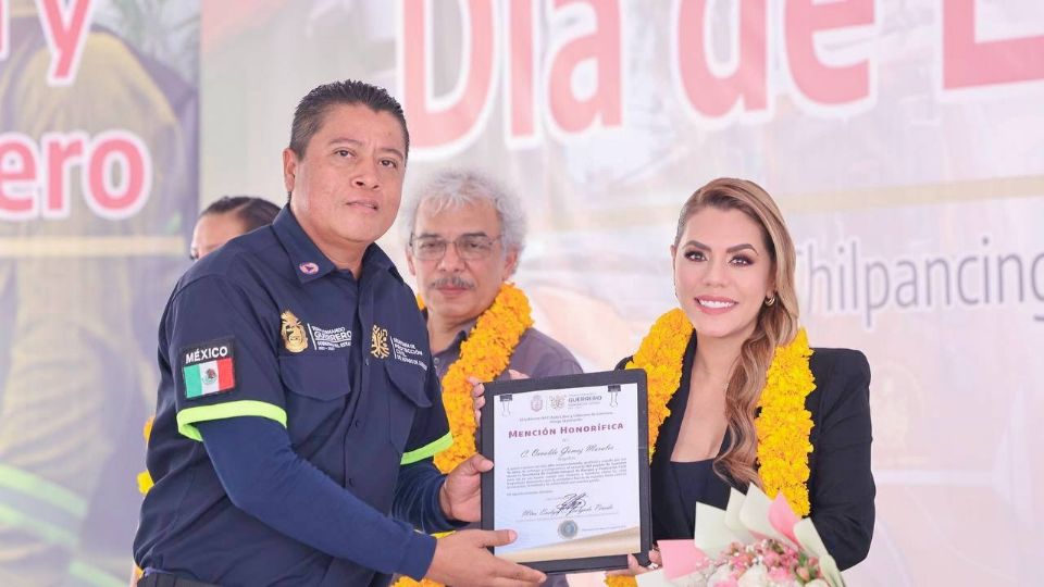 Evelyn Salgado, gobernadora de Guerrero celebró a las y los bomberos de la entidad.