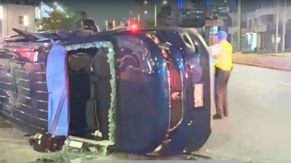 Protección Civil de Monterrey rescató a un conductor atrapado tras volcadura de SUV en avenida Francisco I. Madero.