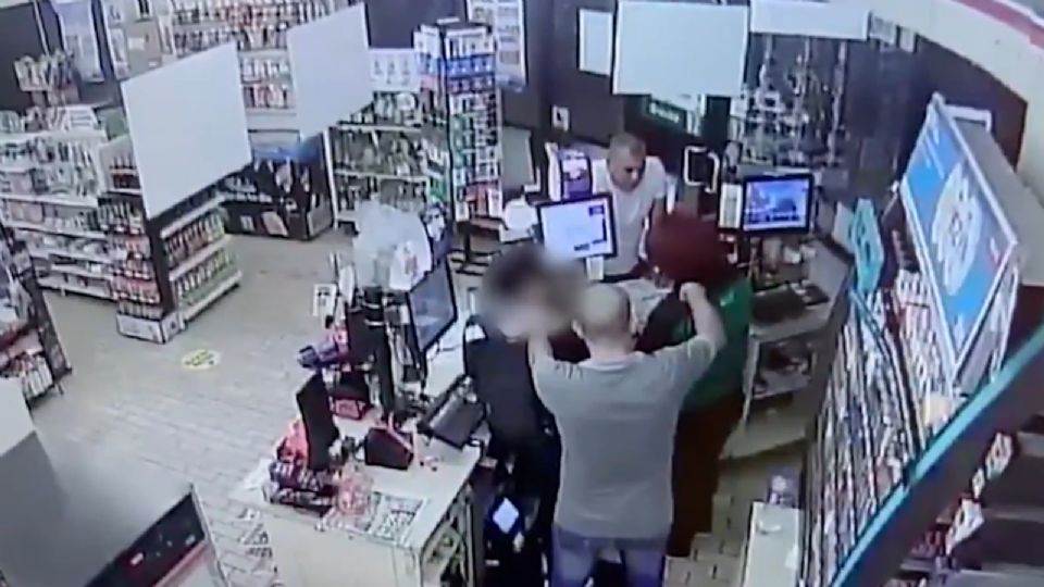 Uno de los cajeros y una clienta resultaron heridos tras ser amagados con un cuchillo.