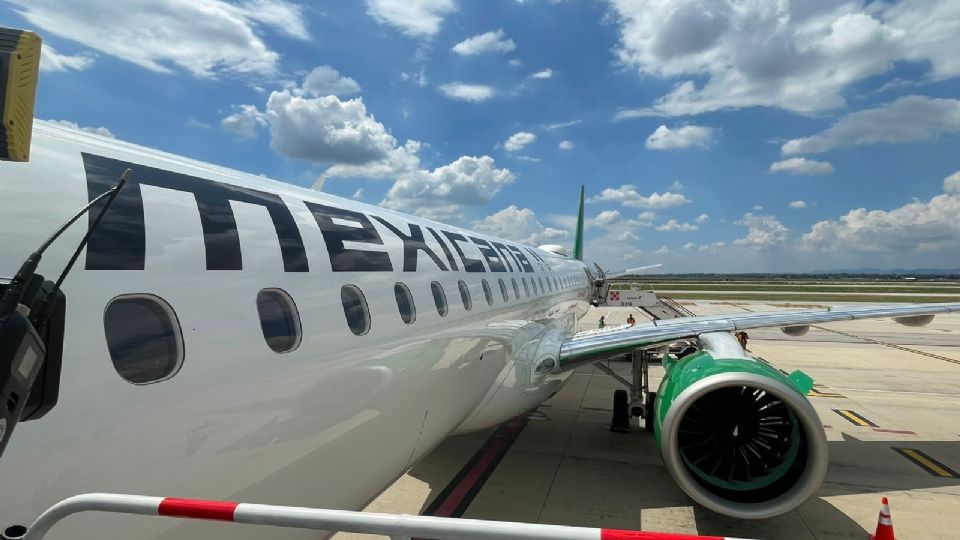 El moderno avión llegó minutos antes de las 14:00 horas a la terminal aérea de Santa Lucía.