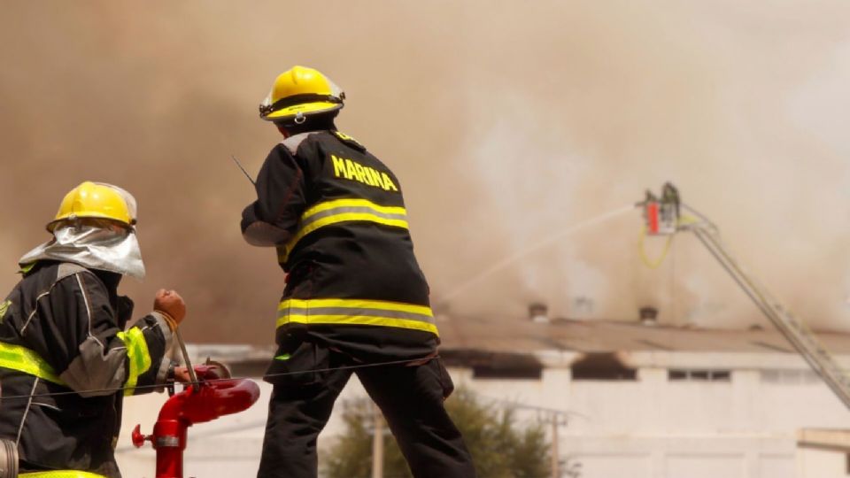 Un incendio en local de Parque Delta, provocado por aceite de una freidora en el área de panadería de Soriana, obligó a desalojar a más de 100 personas.