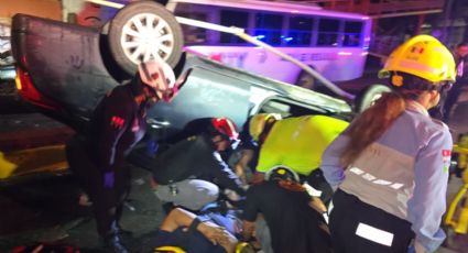 Volcadura en Monterrey deja dos lesionados; una persona quedó atrapada en el vehículo