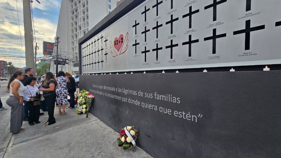 Familiares colocaron una ofrenda en el memorial del Casino Royale para honrar la memoria de las 52 víctimas del atentado en Monterrey.