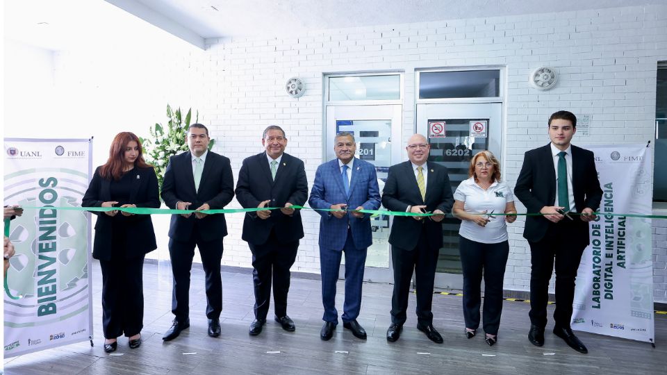 El Rector de la UANL, Santos Guzmán López, inauguró el Laboratorio de Creación Digital e Inteligencia Artificial en la FIME, equipado con 30 computadoras de última generación.