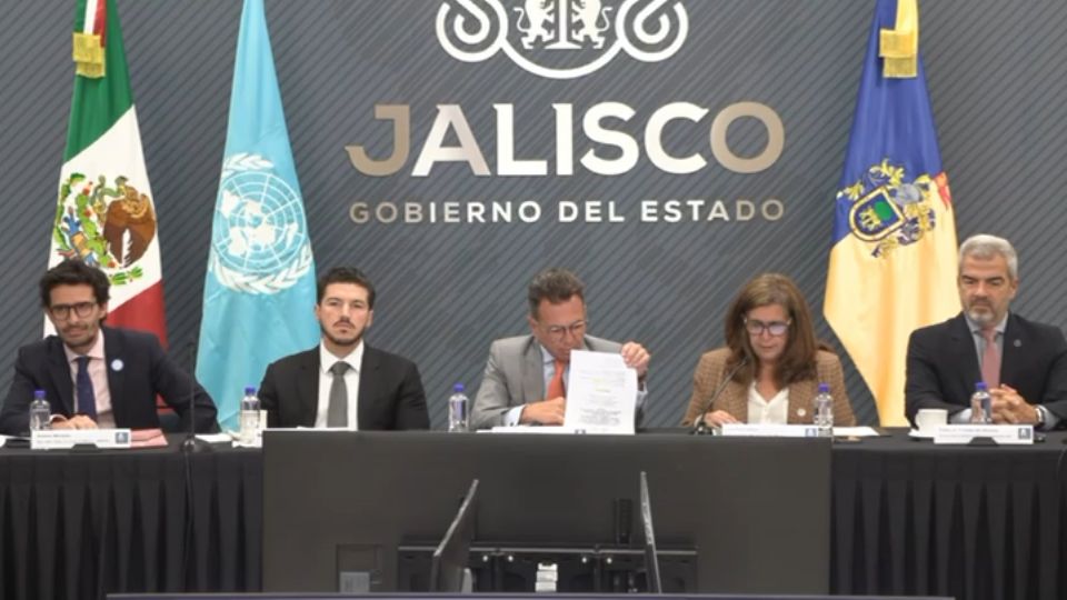 Samuel García durante la reunión en Casa Jalisco.