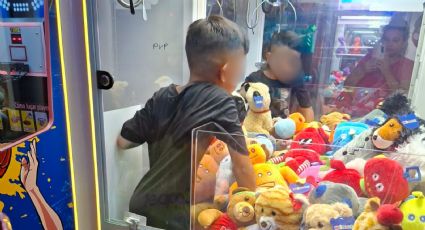 Niño queda atrapado en máquina de peluches en centro comercial de Santa Catarina