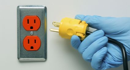 Estos son 3 aparatos que jamás debes conectar a un tomacorriente anaranjado
