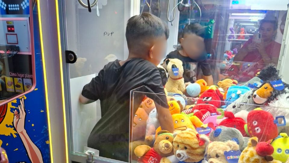 El menor de 8 años fue rescatado sin lesiones tras quedar atrapado en una máquina de peluches en Soriana La Fama, Santa Catarina.