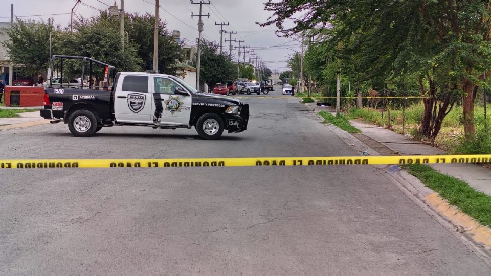 Autoridades resguardaron la zona en Apodaca donde fueron halladas bolsas con restos humanos.