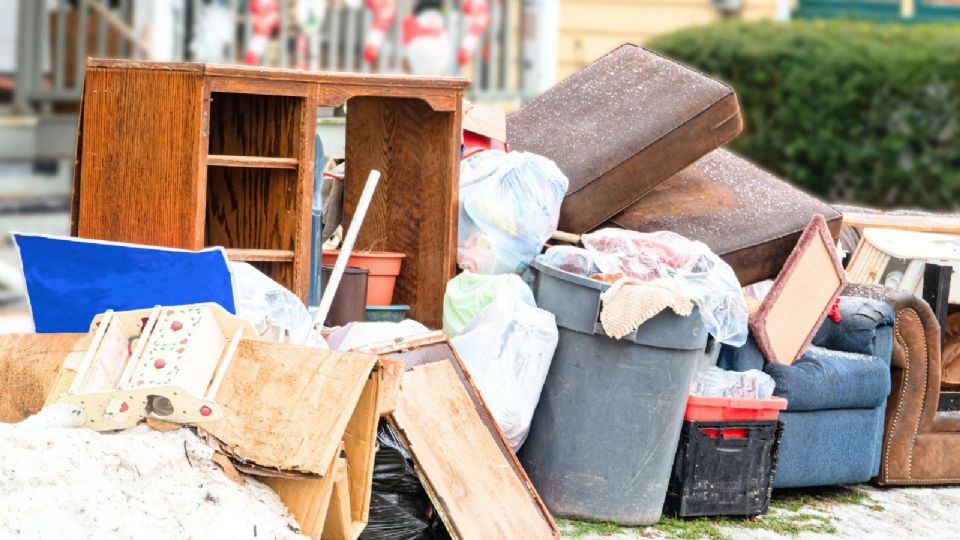 Durante la ejecución de dicha orden, varias personas se enfrentaron con policías capitalinos.