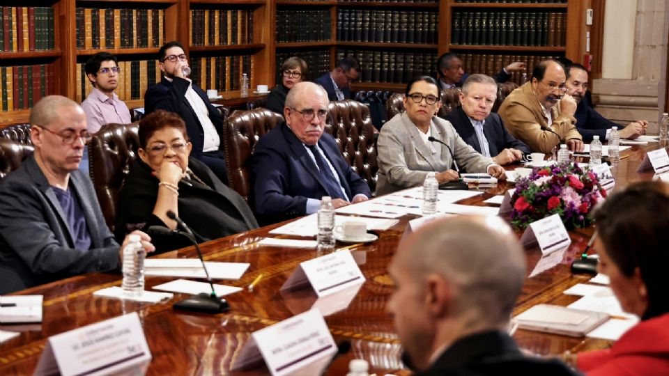 La Comisión Presidencial para la Reforma Electoral sostuvo una reunión de trabajo con Consejeras y Consejeros integrantes del Consejo General del INE.