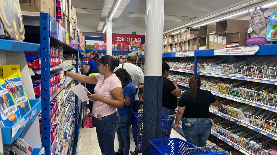 Largas filas en papelerías de Monterrey por la compra de útiles escolares previo al inicio del ciclo escolar.