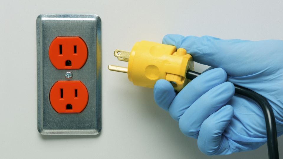 Estos son 3 aparatos que jamás debes conectar a un tomacorriente anaranjado