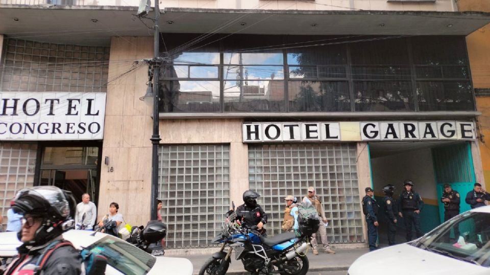 Atacan a balazos a mujer en estacionamiento de Hotel Congreso.