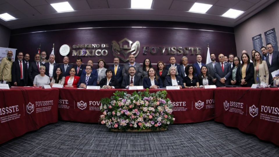 Martí Batres, titular del Issste.