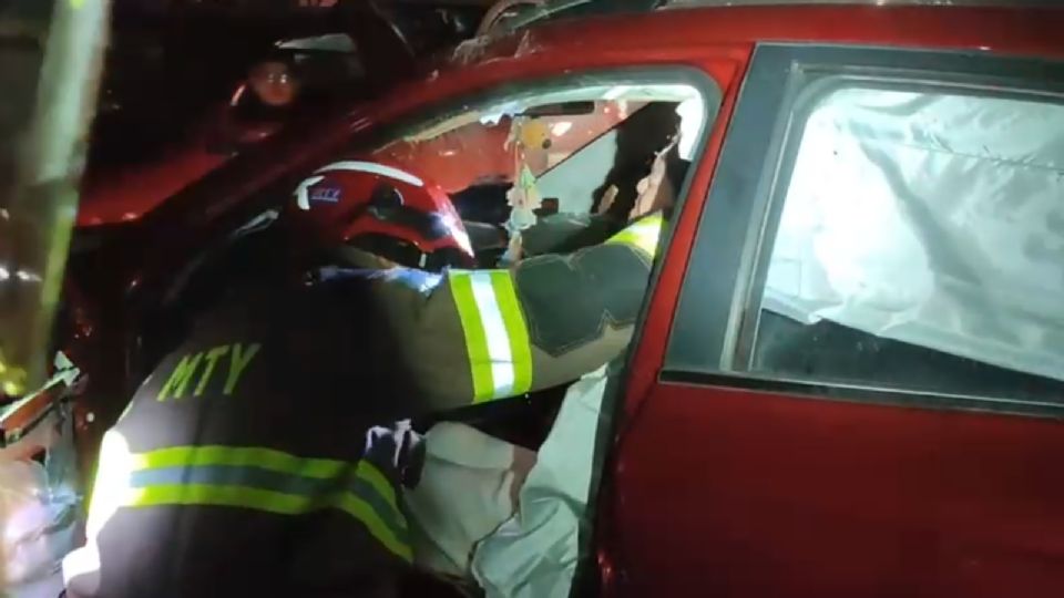 La conductora de la camioneta quedó atrapada dentro de su vehículo, fue rescatada por elementos de Protección Civil de Monterrey.
