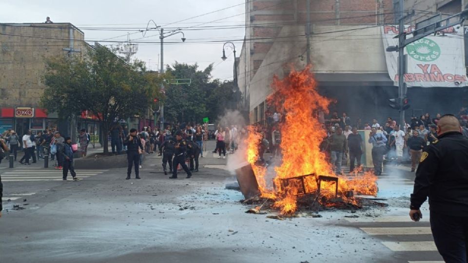 Habitantes del inmueble de República de Cuba número 11 se manifiestan con la quema de algunos enseres.