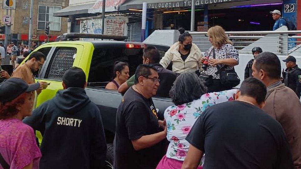 Manifestantes que cerraron la vialidad del Eje Central Lázaro Cárdenas al cruce con República de Cuba.