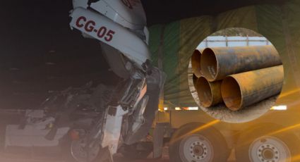 Trailero se salva de milagro tras choque con carga de tubos en Santa Catarina