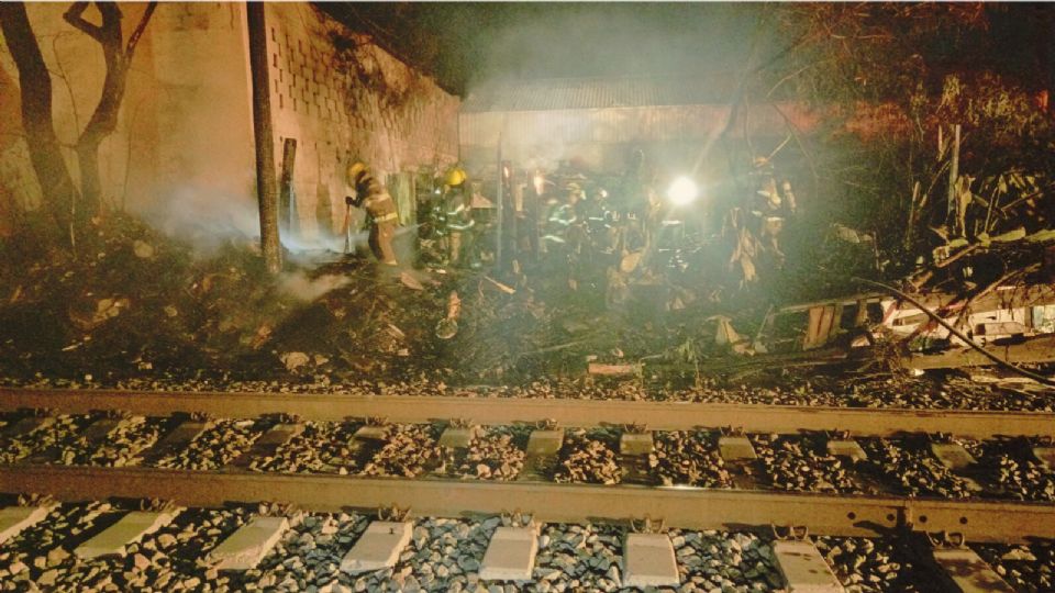 Bomberos localizaron los cuerpos mientras sofocaban un incendio en un terreno baldío.
