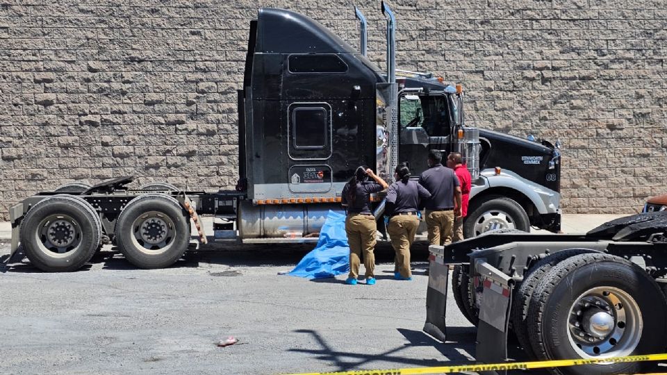 La zona del mercado de abastos en San Nicolás fue acordonada tras el hallazgo de un hombre sin vida junto a un tráiler.