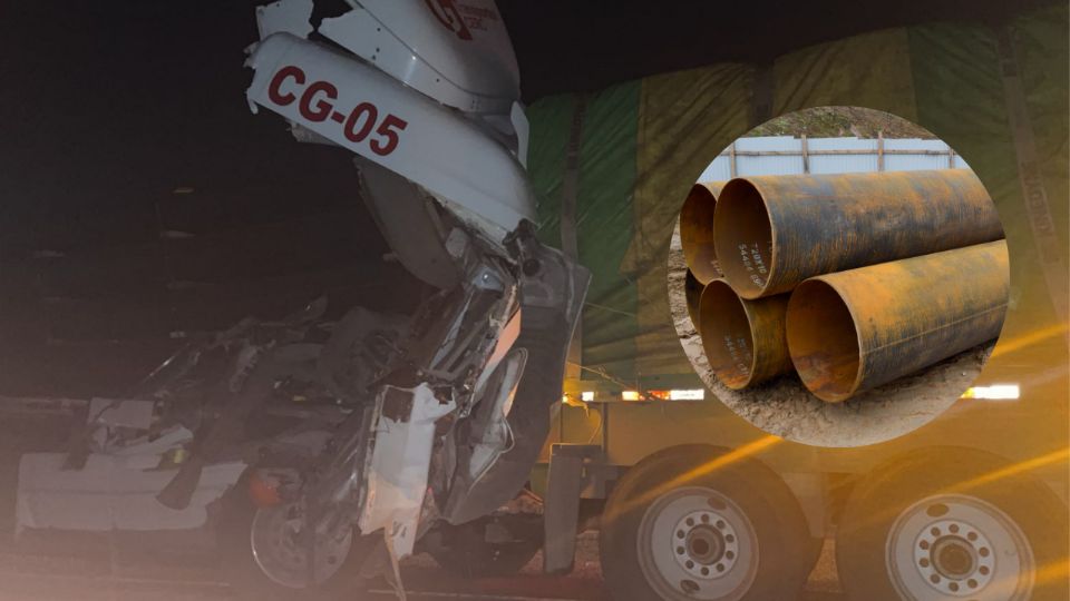 El trailero sobrevivió de milagro luego de que los tubos que transportaba destrozaran su cabina.