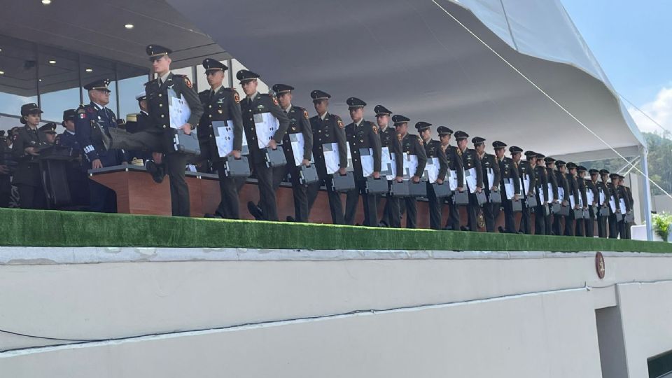 El titular del Heroico Colegio Milutar, Javier Subía González destacó la disciplina y la educación ética y profesional que recibieron las nuevas generaciones.