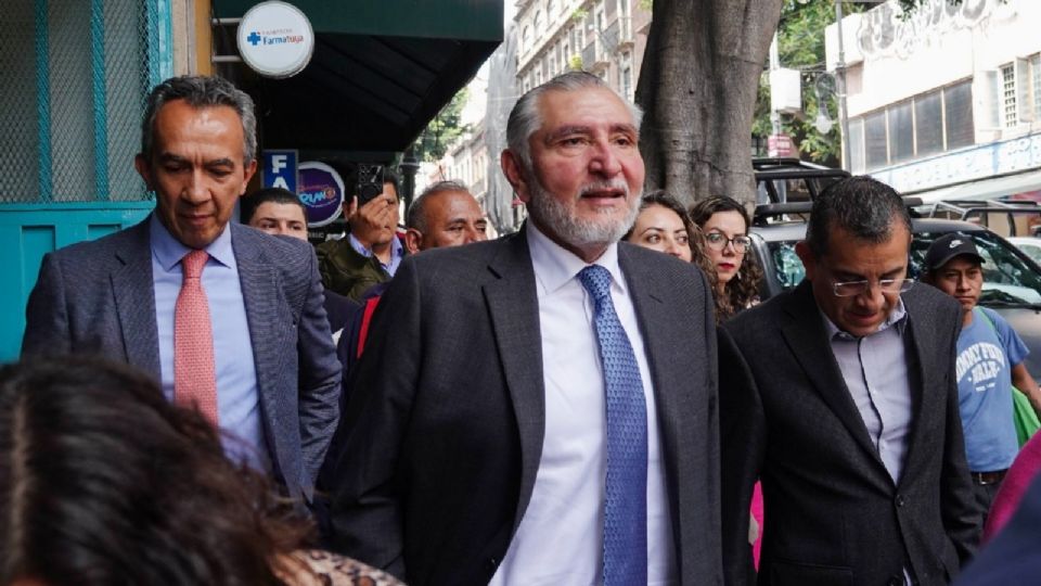 Adán Augusto López recorre calles aledañas a la Antigua Casona de Xicoténcatl.