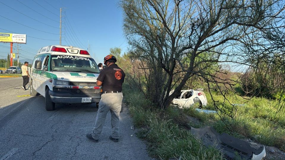 Equipos de Protección Civil trabajan en la liberación de personas atrapadas tras el accidente en la Carretera a Ciénega de Flores.